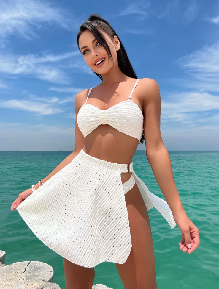 Dreiteiliges Triangle Bikini-Set 2025 in Weiß mit Strand Rock