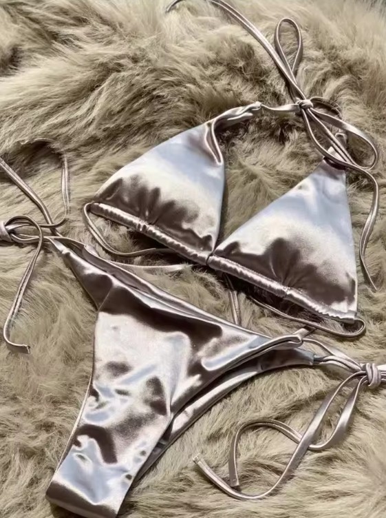 Metallic Satin Halterneck Bikini 2025 in Silber