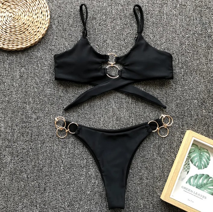 Brasilianischer Triangle Bikini in Schwarz mit Metall Ringe