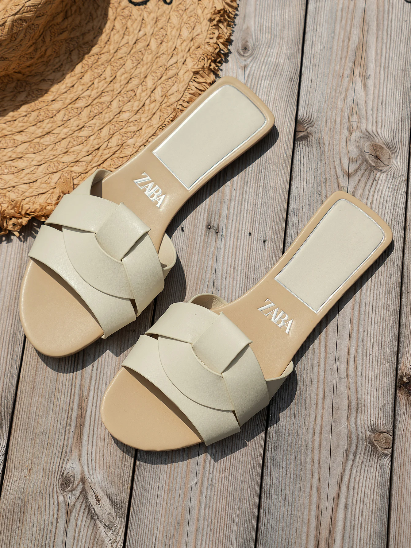 Designer Frau flache Hausschuhe in Beige
